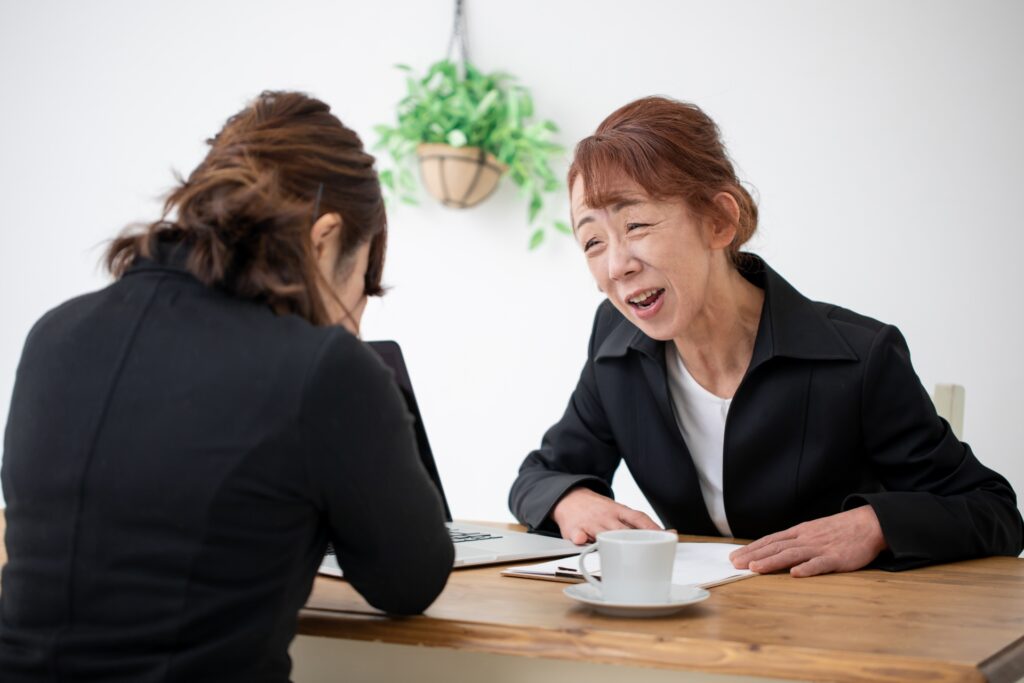 悩んでいる女性に寄り添っているイメージ